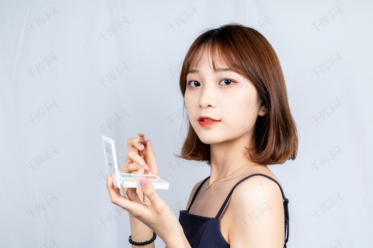 AI热潮推动美股创历史新高 专家警示情绪转冷风险