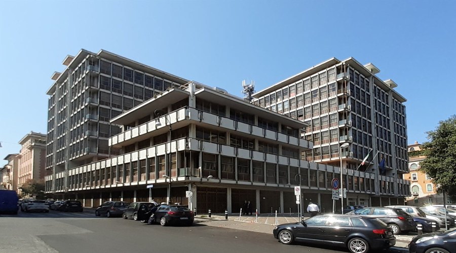 美股强劲回升30%！华尔街空头调整策略，“顽固多头”逆袭